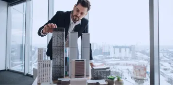Profissional apresentando maquetes de edifícios
