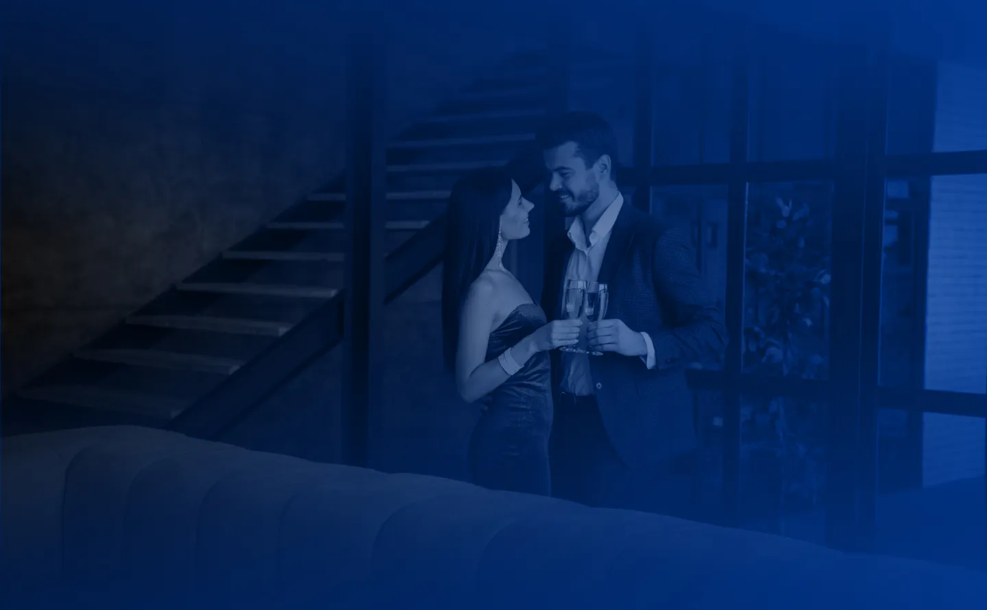 Casal brindando em um apartamento de alto padrão da Santos
