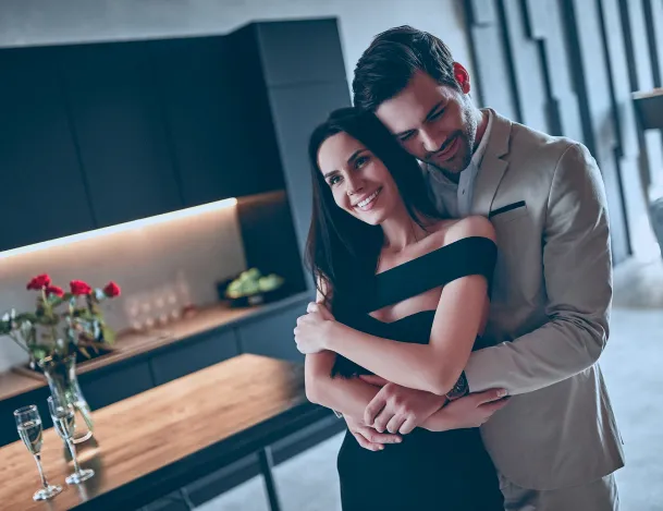 Casal em um apartamento contemporâneo